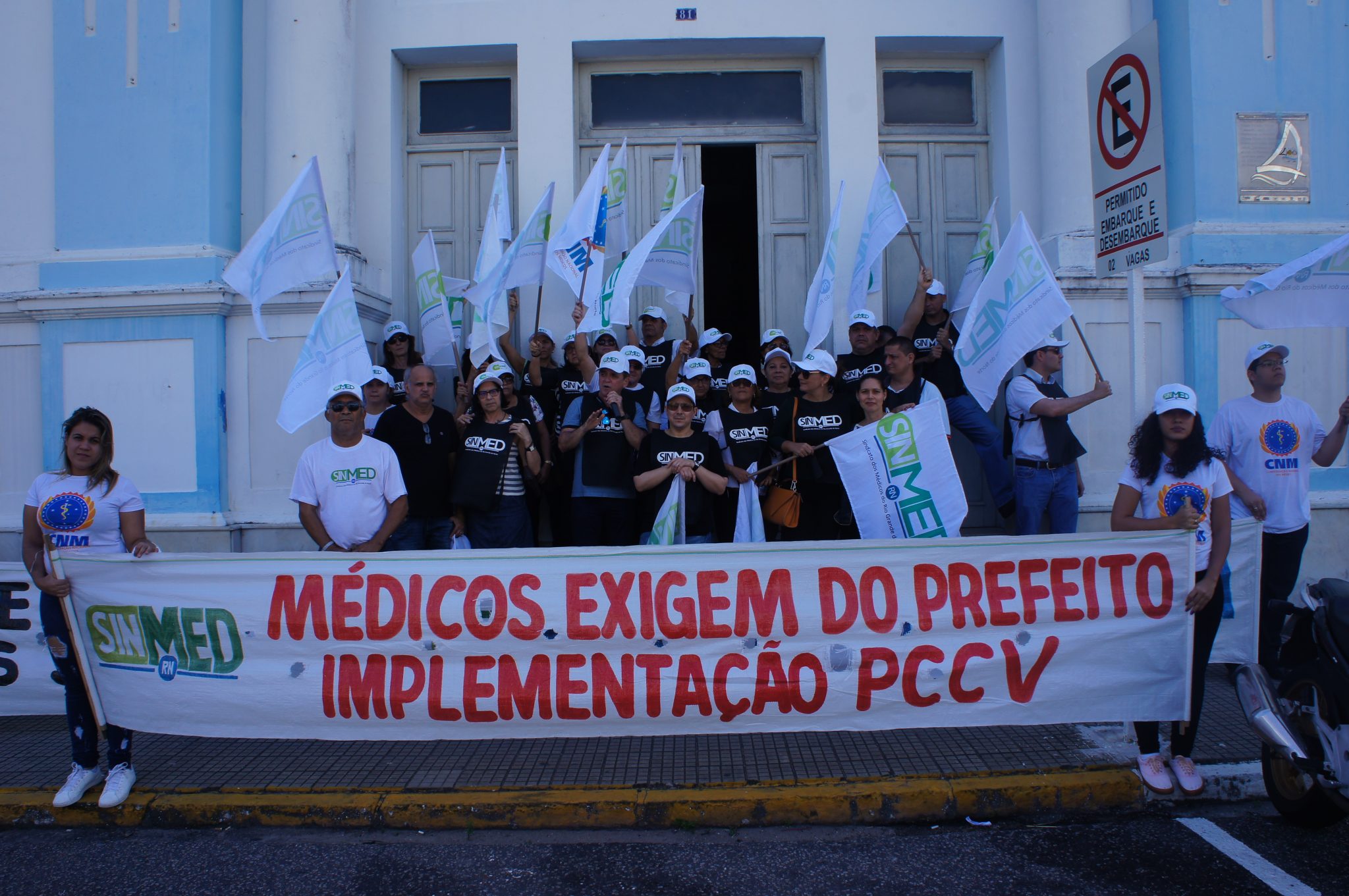 Médicos do município vão às ruas em favor de melhorias na saúde pública