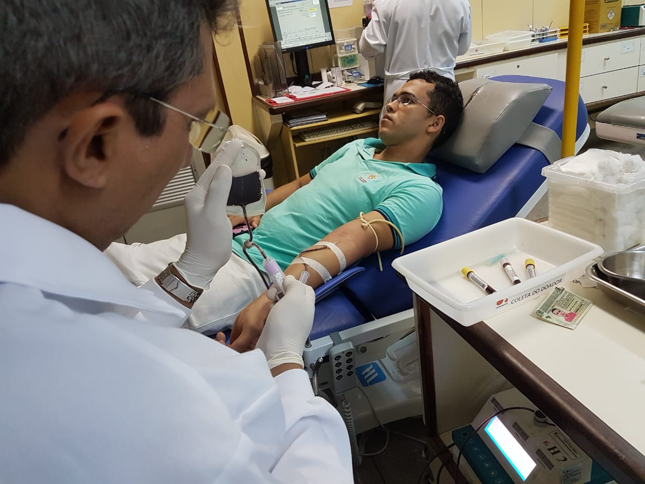 Doadores voluntários de sangue ainda são minoria nos hemocentros