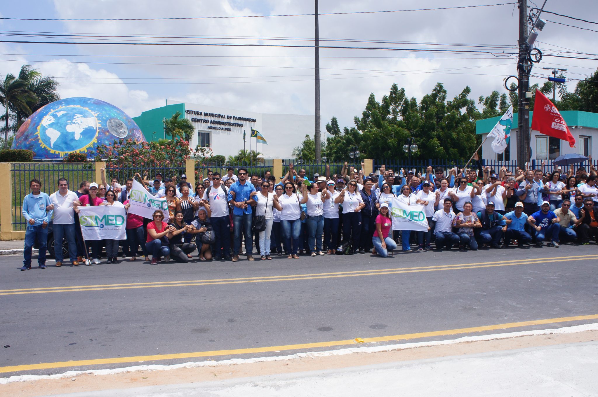 Servidores municipais fazem protesto em frente à Prefeitura de Parnamirim