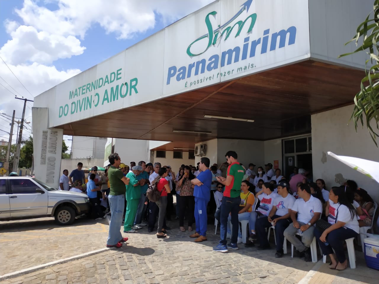 Servidores municipais fazem protesto em frente à maternidade Divino Amor em Parnamirim