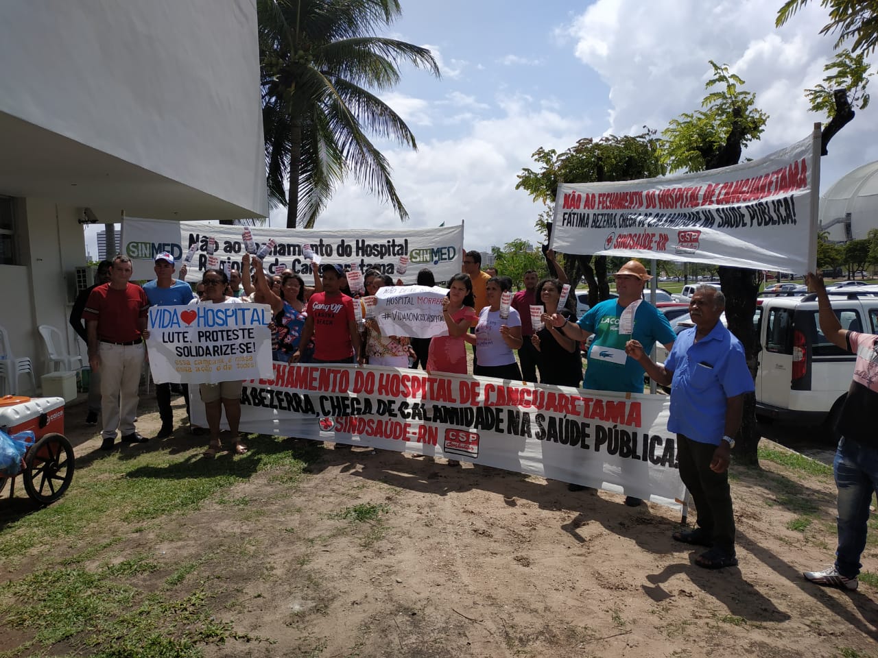 Servidores e população protestam pela reabertura do Hospital de Canguaretama