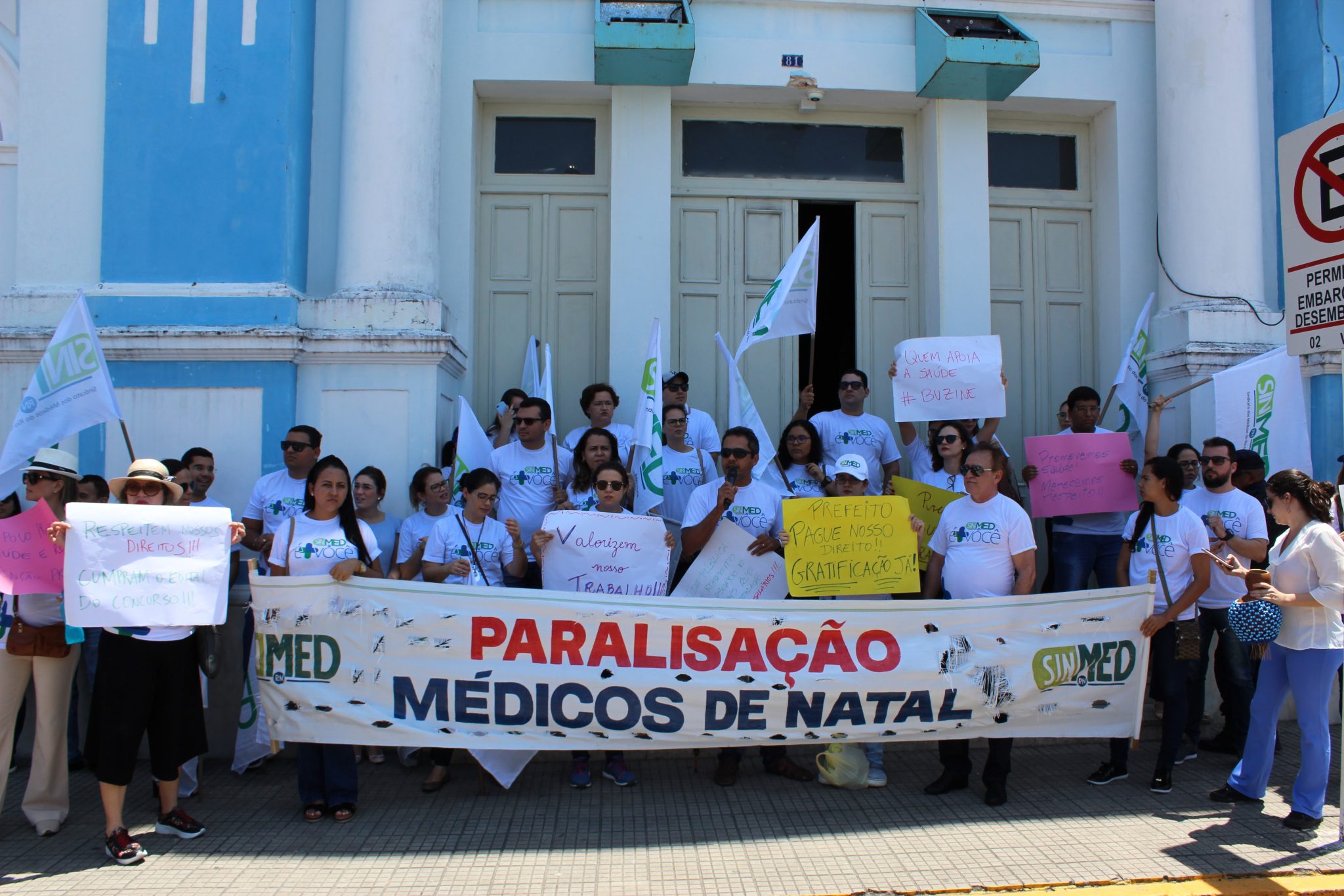 Médicos protestam em frente à Prefeitura de Natal