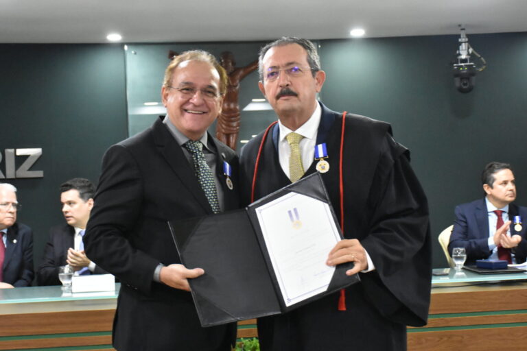 Presidente do Sinmed RN recebe Medalha do Mérito Dinarte Mariz