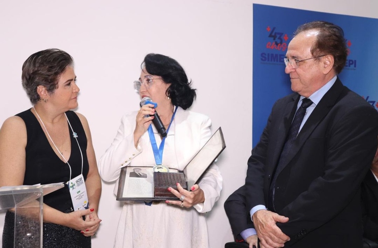 Diretora do Sinmed recebe Medalha Dr. José de Alencar Costa no Piauí